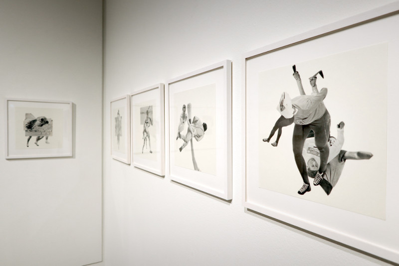Man sieht fünf weißgerahmte Bilder mit Collagen aus schwarz-weiß Fotografien von Sportlern.