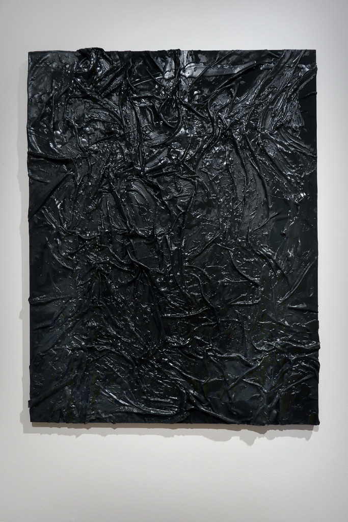 ein schwarzes Bild mit Falten