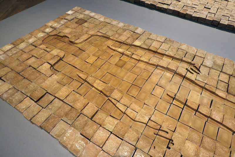 auf Seifen ist der der Körperumriss des Künstlers zu sehen