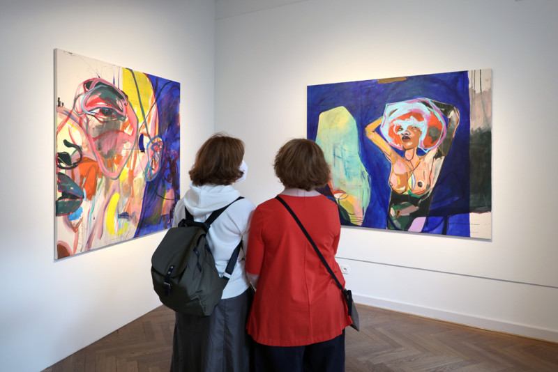 Besucherinnen in der Ausstellung