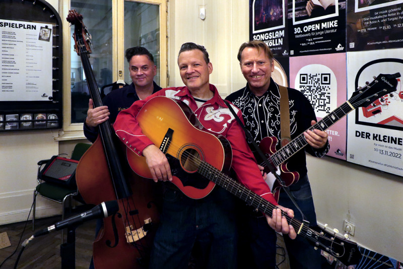 Die Künstler mit Ihren Instrumenten, Gitarren und Kontrabass.