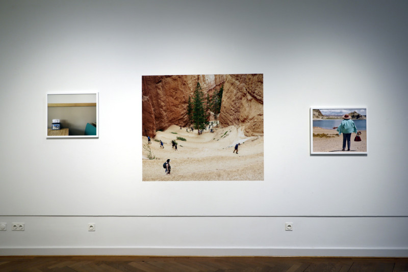 Zwei Fotografien in querformatigen weißen Bilderrahmen und ein Wandposter zeigen Eindrücke der Reise von Franca Wohlt und ihrer Mutter in den Südwesten der USA.