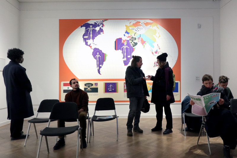 Ausstellungsansicht mit Besucher:innen