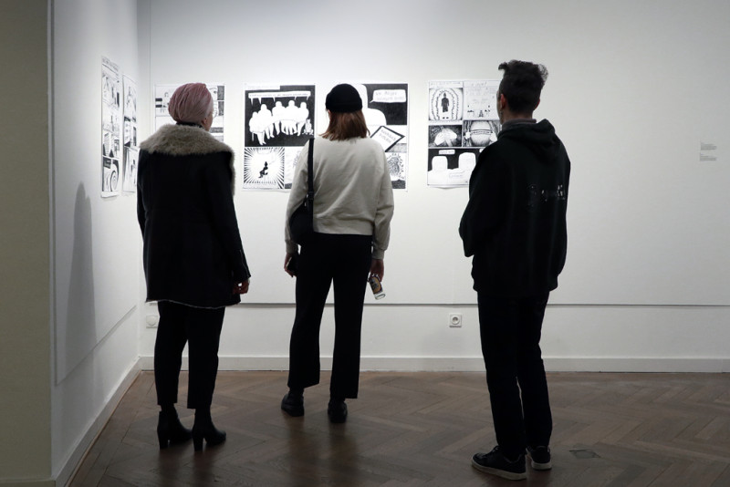 Besucher:innen betrachten den Comic