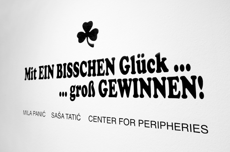 Schwarzer Text auf weißer Wand 