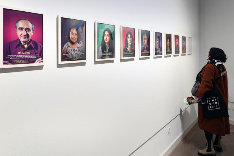 Person betrachtet die Potraitbilder