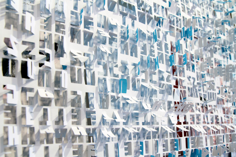 Detailaufnahme mit ausgeschnittenen Buchstaben von Ina Geißlers Werk