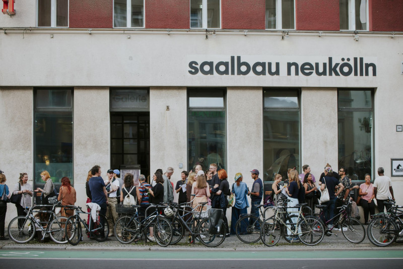 Menschen versammeln sich vor dem Eingang der Galerie im Saalbau zur Eröffnung der Ausstellung 
