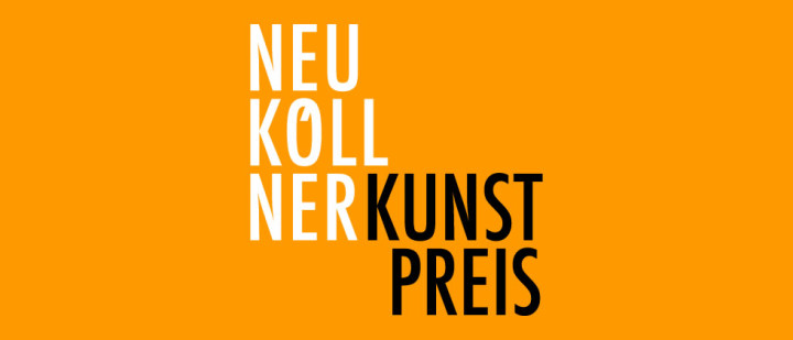 Der Schriftzug Neuköllner Kunstpreis vor orangem Grund
