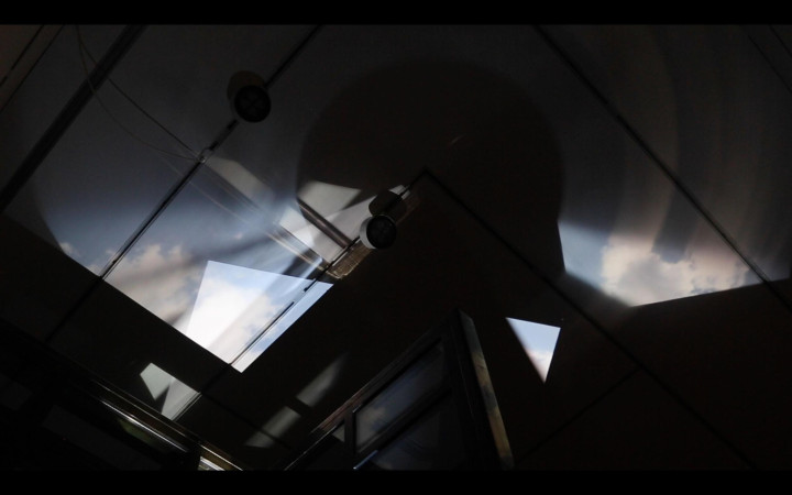 Blick drurch ein Gebäude in den Himmel