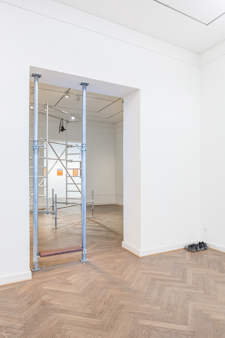 Blick in die Galerie mit einem Baugerüst