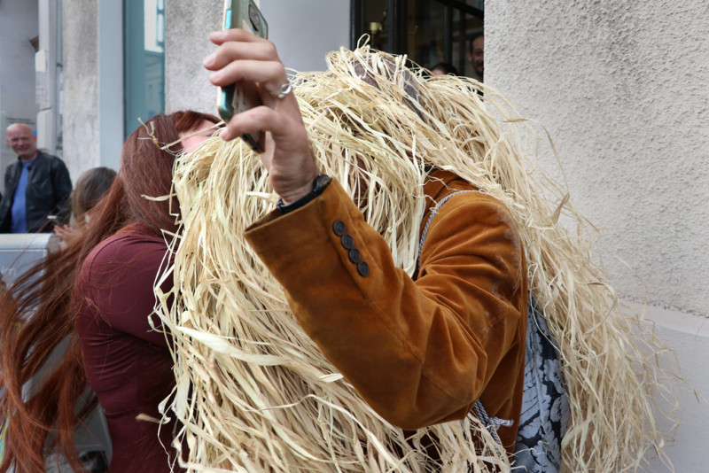 Viviana Druga reinigt die Passanten auf der Straße mit Raffia