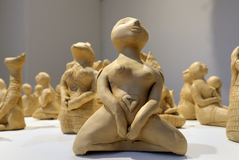 Detailaufnahme kleiner Figurinen aus Lehm