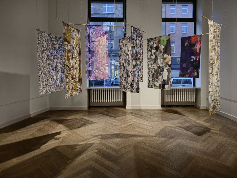 Deatilansicht auf Stoffbanner mit Bildfragmenten.