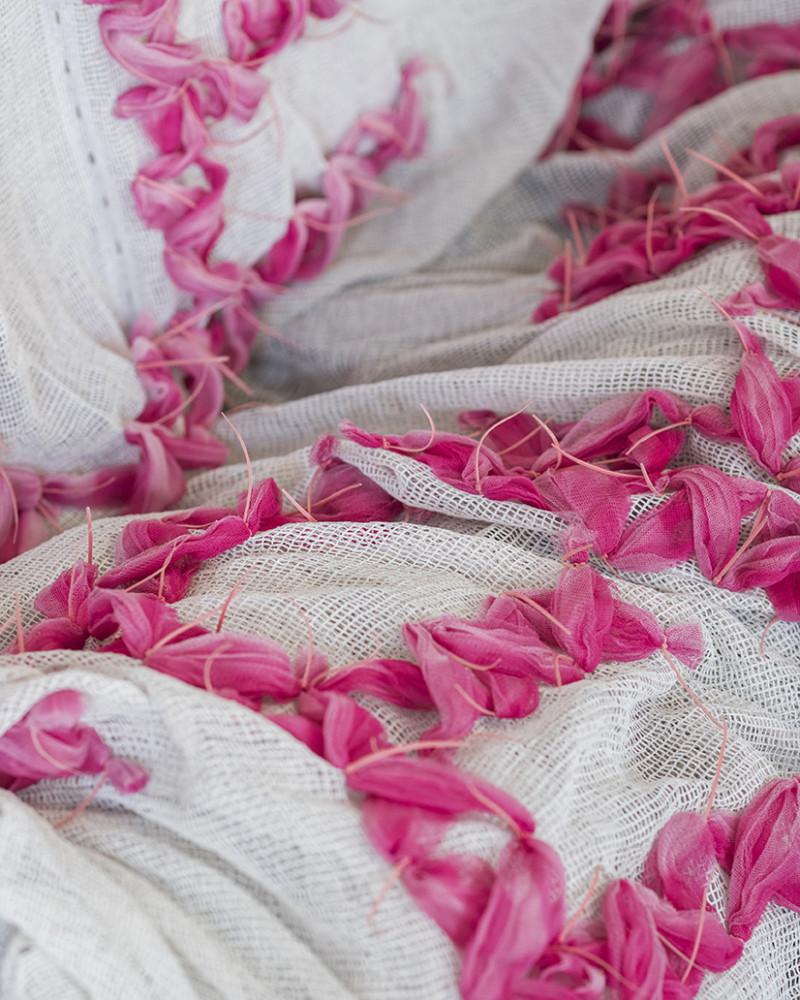 Auf einem weißen Staubnetz ist pinker Tüll befestigt
