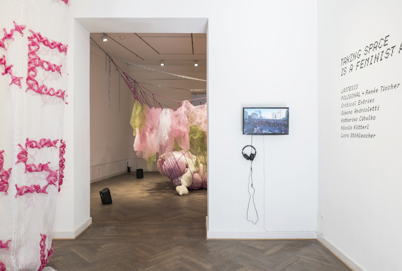 Blick in den Saalbau, Ausstellungstitel und Videoarbeit