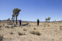 Zwei Personen stehen in der Wüste