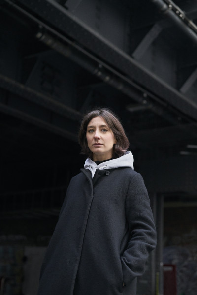 Fotografisches Porträt der Künstlerin Sunny Pudert.