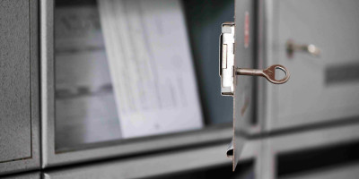 geöffneter Briefkasten