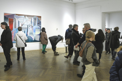 Besucher:innen laufen durch die Ausstellung in der Galerie