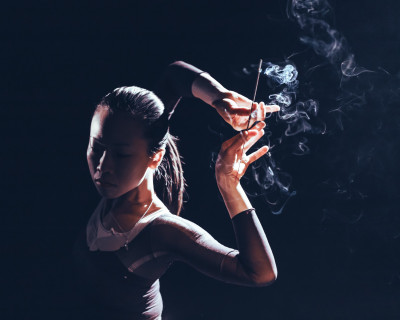 Die Künstlerin Loretta Lau mit einem Räucherstäbchen